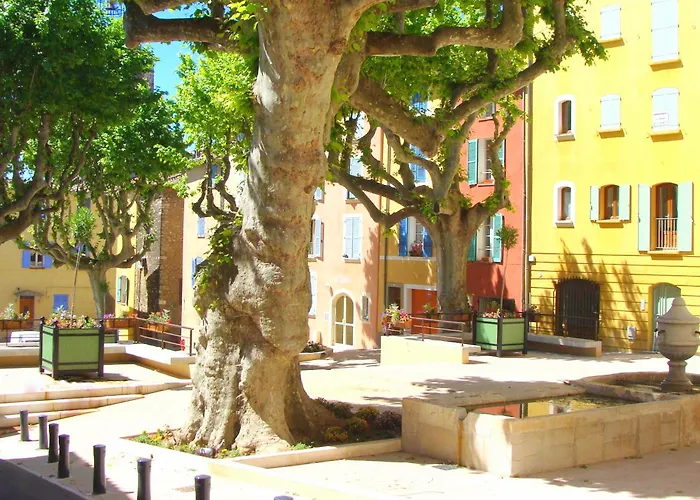 Entre Saint-Tropez Et Les Gorges Du Verdon.